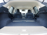 広々ラゲッジスペースはレジャーやアウトドアにピッタリです。リアシートは4:2:4の3分割で倒すことができます。後部座席を倒せばたくさんの荷物を積めるフラットなラゲッジスペースになります。