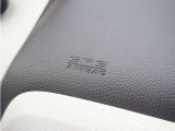 ◆助手席エアバッグ◆SRSエアバッグは、シートベルトだけでは防ぎきれない衝突時の衝撃から乗員を守るための安全装置。衝突時に瞬時に膨らみ、頭部や胸部がダッシュボードに直接衝突するのを防ぎます。