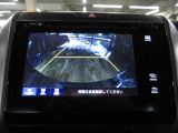 バックカメラの画像です。ガイドラインがスムースな車庫入れをサポートいたします。車庫入れの安心感がアップしますね。