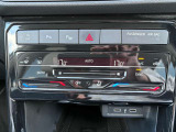 2ゾーンフルオートエアコンディショナー。運転席と助手席でそれぞれ独立して温度・風量の調節ができます。