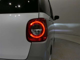 LEDテールライトです。省電力、高輝度のLEDは明るく照らすので夜間運転時の視認性を高めます。スタイリッシュな見た目で細かいところもこだわりたいあなたに!