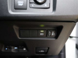 オートマチックハイビームとは、先行車や対向車のライトを認識し、ハイビームとロービームを自動で切り替える機能です。夜道の視界を確保します。詳細は販売店スタッフまでおたずねください。