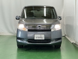 ディスチャージヘッドライト【HID】を装備していますのでとても明るく、夜間の走行や雨の日も安全・安心です。オートライトコントロール付きで周囲の明るさに応じて自動で点灯・消灯します。