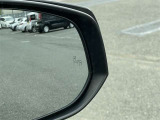 サイドミラーには『ブラインドスポットモニター』が付いています!運転手から見えにくい死角に車両などが入った時、ミラーにあるマークが光ります。光っている方向に曲がろうとするとブザーと点滅でお知らせします!