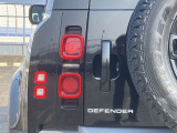 【LEDテールライト】後方車からの視認性も良く、誰が見てもDEFENDERだと一目でわかるデザインに仕上がっています。