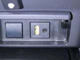 USB端子とAUX端子を装備しております。