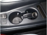 運転席真ん中にドリンクホルダーが付いています!二つ付いているのが嬉しいですよね
