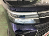 白く明るい光で夜間走行をサポートするLEDヘッドランプを搭載