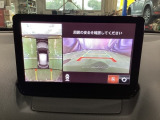 狭い場所での駐車やすれ違いなどでより的確な運転操作に役立つ360&deg;ビューモニターが装備されています。