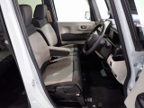 フロントシートはベンチシートです、運転席と助手席の移動が簡単です。 また運転席シートの高さも調整できます。