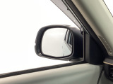 【電動格納ミラー】運転席にあるボタン一つで左右のミラーを畳めます。