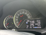 速度や燃料の目安など、運転時に確認したい情報を集約して表示。中央の液晶画面にも各種情報が表示され、走行前や停車中に状況を把握しやすい構成です。