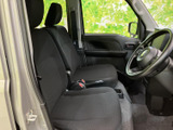 前席は背もたれと座面がしっかりとした形で、運転席・助手席ともに落ち着いて座れる空間です。ドア側から乗り降りしやすく、窓越しの見通しも確保され、日々の移動に使いやすい室内です。