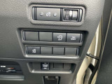 左側の電動スライドドア開閉スイッチです。運転席からも開閉操作が出来て便利です。