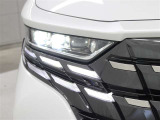 「アダプティブハイビームシステム(AHS)」が装備。LEDの配光範囲を細やかに制御し、先行車や対向車に光が当たる部分だけを自動的に遮光するので、ハイビームでの走行頻度がより向上します。