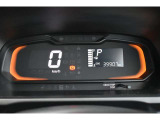 シンプルなメーター周り。速度も見やすく表示します。