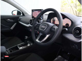内装はシンプルに使い勝手を考え作られています。お車を運転する感覚をダイレクトに体感して頂けます。室内も広くロングドライブにも快適にお過ごしいただけます。
