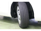タイヤサイズ 175/65R15。シンプルなデザインのホイールキャップ付きスチールホイールを装着しています。