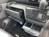 運転席と助手席の間にはドリンクホルダーとテーブルが格納されております。