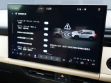 こちらのお車には先進安全装備が多数搭載されています。衝突被害を回避あるいは軽減するためのブレーキや、後方死角からの接近警報、車線逸脱を防止する警報装置など、詳しくはスタッフまでお尋ねください。