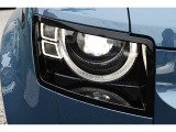 DEFENDERの特徴的なテールランプは、丸みを帯びた長方形の中に、LEDのリング状またはスクエア状のライトが配置されており、非常に立体的(彫刻的)な形状をしています。