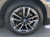 BMW純正17インチホイール。洗練されたデザインで、足元の個性を引き立てます。