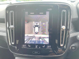 【360&deg;ビューカメラ】4台の高解像度カメラで360度の鳥瞰図を表示。隣の車や壁、死角にある障害物などを画面で確認できるため、狭いスペースでの駐車・出入りも安心です。