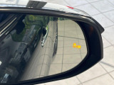 【ブラインドスポットモニター】走行中、ドアミラーの死角になりやすい箇所に後続車が接近するとサイドミラーのレンズに警告を表示!ドライバーに注意喚起をしてくれます。