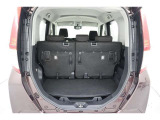 <バックドア>ハッチバックなので、バックドアは上に開きます♪大きな荷物の出し入れがしやすくなります。便利ですよ♪
