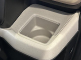 [ドリンクホルダー]お気に入りのドリンクを片手に、快適なドライブを♪500mlペットボトルも置けます!