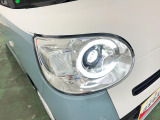 白く明るい光で夜間走行をサポートするLEDヘッドランプを搭載