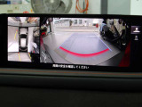 360度ビューカメラを搭載。4方の小型カメラの映像を処理し、車両真上からの映像に変換しています。