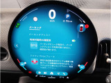 MINIのインテリアで最大のアイコンとなっているのがダッシュボードの中央に置かれた大型のセンターメーターです。現在のMINIは、センターメーターをセンターディスプレイへと形を変えて受け継がれています。