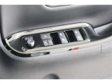 パワーウィンドウのスイッチです。車種によっては鍵のロック・アンロックに連動してミラーが開閉する「オートリトラクタブルミラー」も装備!