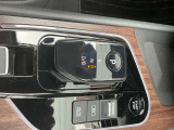 電制シフト。手のひらで包むようにして、手首を軽く動かすだけでシフトできる、マウス感覚のシフト。