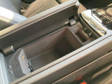 アームレストを上げると収納スペースとUSB電源があります。USBメモリ等を接続すると、車両側で音楽データを再生することができます。※非対応のものも有