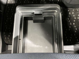助手席アンダーボックスは運転用の替え靴や、車内に常備しておきたい子供用品、着替えた服などが収納できて便利です。女性に嬉しい収納スペースです