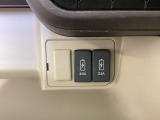 エアコン操作パネルの下に、スマートフォンなどの充電可能なUSB端子が2個ついています。移動中に充電もできるので便利です。