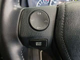 ステアリングには運転中でも簡単に操作できる各種スイッチついてます