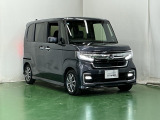 大きく開くスライドドアで狭い場所でも隣を気にすることなく楽に乗り降りできます