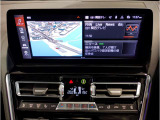 【ⅰドライブナビゲーション】文字情報も鮮明に表示する高解像度カラーディスプレイを採用。視認性に優れた地図デザインと特徴的な建造物を目印にした描写表示で現在位置を把握できます。地図データの更新も可能です