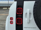【LEDテールライト】後方車からの視認性も良く、誰が見てもDEFENDERだと一目でわかるデザインに仕上がっています。