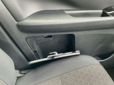 助手席のドアには、車検証ブック入れ用のドアポケットが付いています。