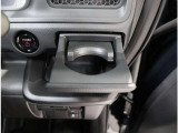 使わない時はスッキリ格納できる運転席用ドリンクホルダー!楽しいドライブには欠かせない装備ですね♪