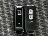 スマートキーを装備しています。鍵を差し込むことなくドアロックの開け閉めと、スタートボタン操作でのエンジンスタートができます。スペアキーも同じものを用意しております。
