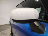 ドアミラーにはLEDウインカーが埋め込まれており、対向車からの視認性を高めております。