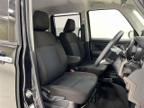 前席はセパレートタイプ!運転席にはアームレスト付!中央を通って後席に移動することも出来ます!