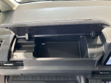 上に開くボックスがあるため前席での収納が多く便利な仕様となっております。
