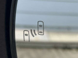 隣車線を走る車両をレーダーで検知し、ドアミラーでは確認しにくい後側方エリアに存在する車両に加え、急接近してくる車両も検知します。車両を検知するとドアミラーに搭載されたLEDインジケーターが点灯します。