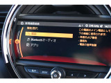 もはやMINI標準搭載とも言える、デザインアイコンの一つでもあるカーナビは各種設定から情報、マルチメディアまで、可愛らしい見てくれで多機能な装備の一つです。